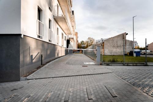 an empty street next to a building at Hop & Lulu Premium Apartments in Gollnow