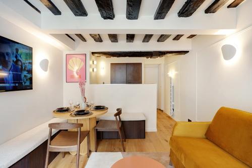 un salon avec une table et un canapé dans l'établissement Amazing apartment 6P/2BR - Bastille, à Paris