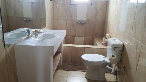 un baño con lavabo e inodoro en Villa CALI SIERRA, en Sambava