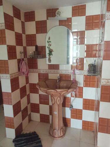 W łazience znajduje się umywalka i lustro. w obiekcie ULTIMUS Homestay w mieście Barrancabermeja