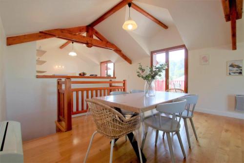 une salle à manger avec une table et des chaises dans l'établissement Le jai alai, à Saint-Jean-Pied-de-Port