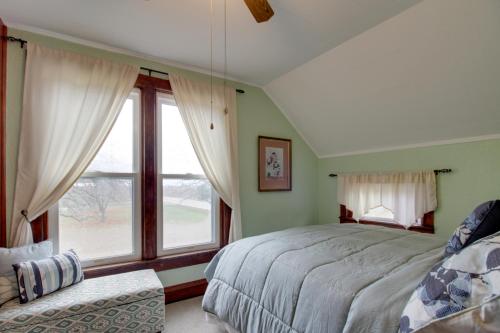 una camera con un letto e una grande finestra di Charming Long Lake Home with Dock on 2 Acres! a Park Rapids