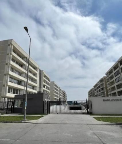 una luz de la calle frente a un edificio en Brisas del sol, en Talcahuano