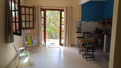 een kamer met een keuken met een tafel en stoelen bij casaOCA in Lençóis