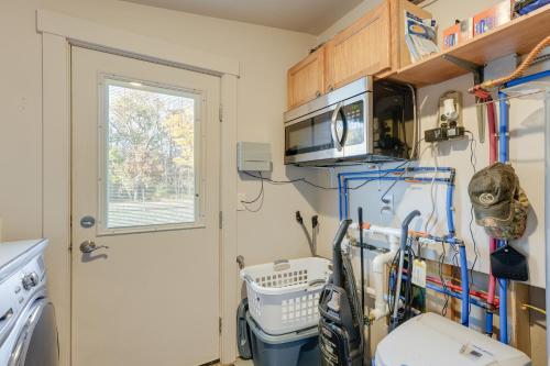 Η κουζίνα ή μικρή κουζίνα στο 5 Mi to St Joseph River Apartment with Fire Pit!