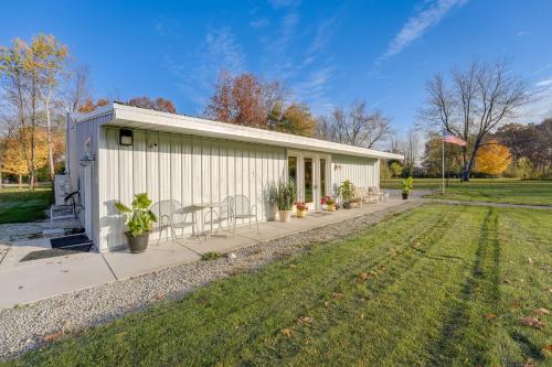 Κήπος έξω από το 5 Mi to St Joseph River Apartment with Fire Pit!