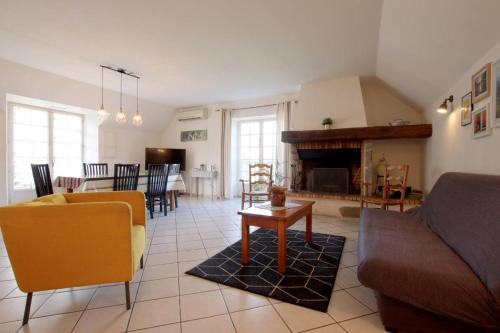 a living room with a couch and a fireplace at Millerou in Montory