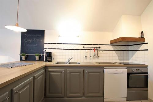 a kitchen with a sink and a counter top at Millerou in Montory