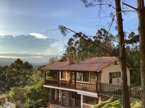 伊薩的住宿－Cabaña Villalmira，山丘上带阳台的房子