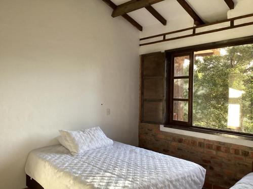 イサにあるCabaña Villalmiraのベッドと窓のある寝室