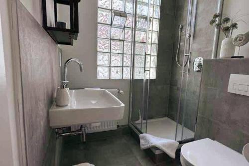 a bathroom with a sink and a shower at Schöner Wohnen im Stadtkern in Paderborn