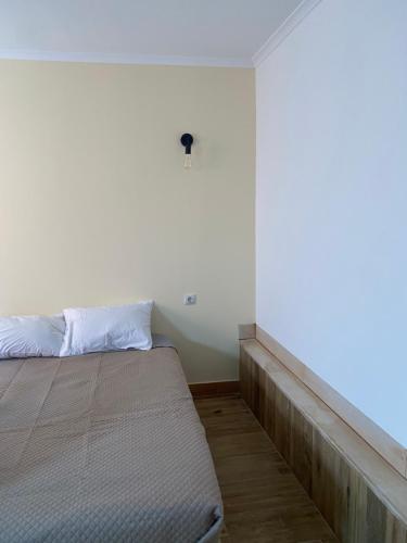 格蘭杜拉的住宿－Casa dos Diogos，一间卧室设有一张床和一个窗口