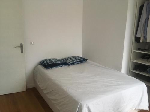 Un pat sau paturi într-o cameră la Chambre avec salle de bain en plein coeur de Nice