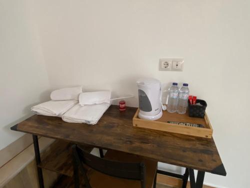 una mesa de madera con toallas y una batidora. en Casa dos Diogos, en Grândola