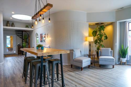 una sala da pranzo con tavolo e sedie di Penthouse: Rooftop Terrace a Spirit Lake