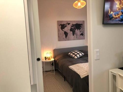 A bed or beds in a room at Perfect location near harbor + free parking!