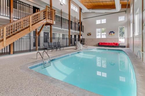 a large swimming pool in a building with a staircase at Downtown Dover Inn in Dover