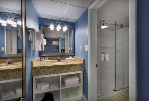 een badkamer met 2 wastafels en een douche bij Dayton House Resort - BW Signature Collection in Myrtle Beach