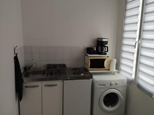 Η κουζίνα ή μικρή κουζίνα στο studio charmant canapé lit Netflix Prime video wifi