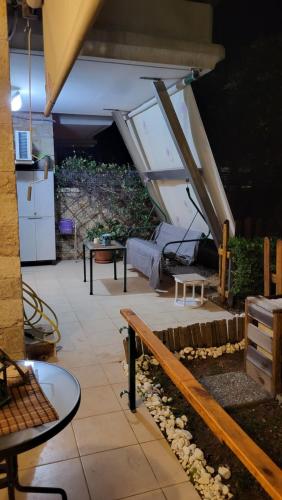 Гостиная зона в M&M Airport stop Garden Apartment