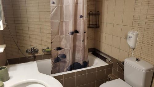 Ванная комната в M&M Airport stop Garden Apartment