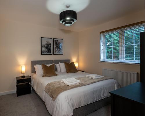 a bedroom with a bed with two towels on it at Western House, Sleeps 5, Free parking, Longer stay savings in Reading