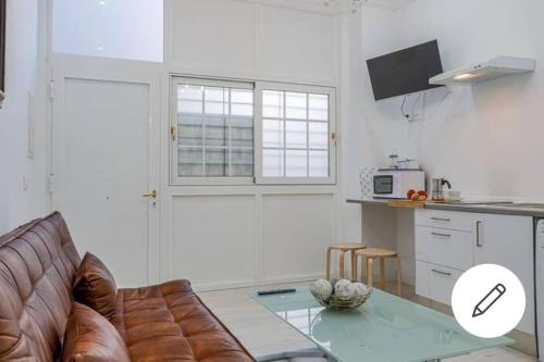 a living room with a couch and a glass table at Fernando IV 29A in Seville