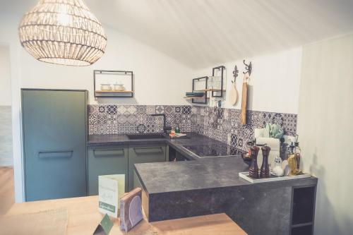 una cucina con bancone e lavandino di Anna Pertl - lieblingsquartier a Sankt Gilgen