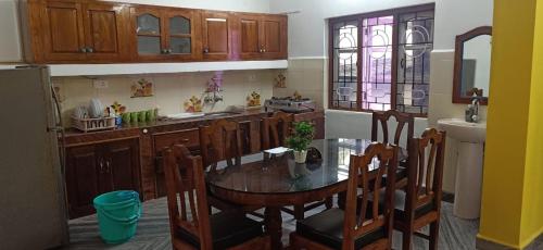 cocina con mesa y fregadero en Villa westcost tembewadda colomb, en Canacona