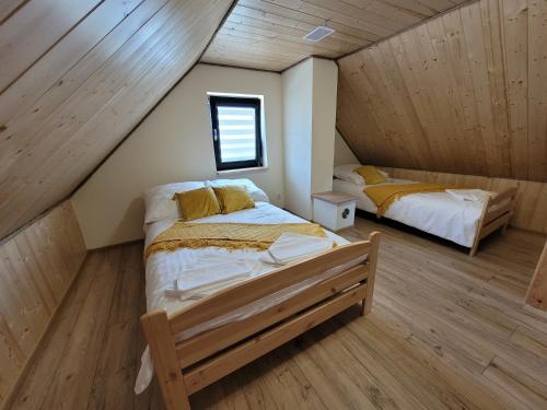 1 dormitorio con 2 camas en un ático en Grześny Domek en Zbiczno