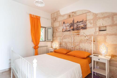 Cavour Holiday Home in Monopoli center房間的床