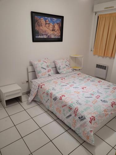 une chambre avec un lit et un tableau au mur dans l'établissement Appartement T2 imm. La Villa d'Este, à Digne-Les-Bains