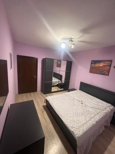 普羅夫迪夫的住宿－Многостаен Апартамент，一间卧室配有一张床和粉红色的墙壁