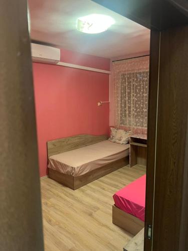 普羅夫迪夫的住宿－Многостаен Апартамент，小房间设有两张床和窗户