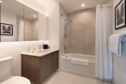 een badkamer met een douche, een toilet en een wastafel bij Level Chicago Old Town in Chicago