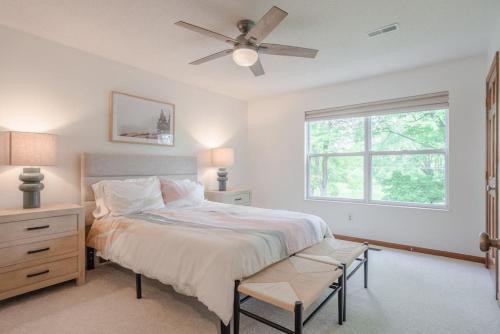 um quarto com uma cama e uma ventoinha de tecto em Spacious, Modern 5B in Mason by I-71, Kings Island em Mason