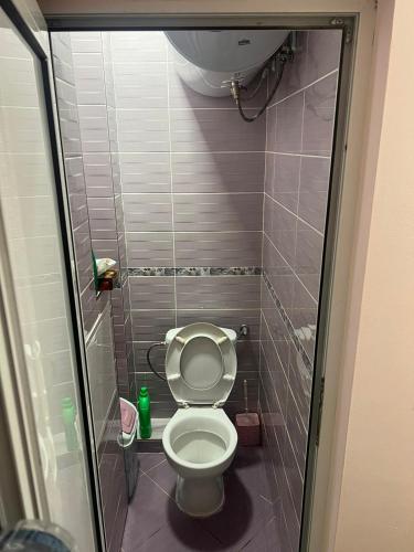 普羅夫迪夫的住宿－Многостаен Апартамент，一间小浴室,在摊位设有厕所