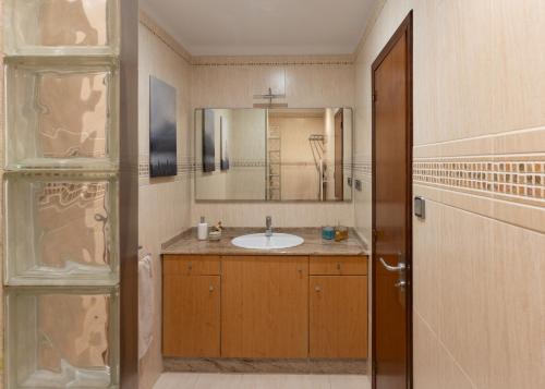 a bathroom with a sink and a mirror at APARTAMENTO BIENESTAR in A Estrada