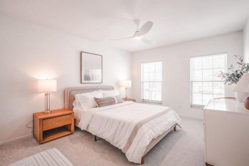 - une chambre blanche avec un grand lit et 2 fenêtres dans l'établissement Serene 4B Home with Outdoor Firepit and Close to Trails, à Loveland