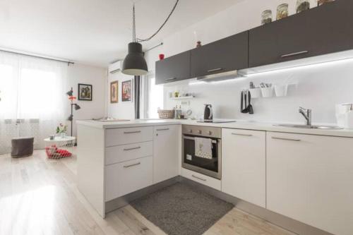 Η κουζίνα ή μικρή κουζίνα στο New Studio Apartment Sun with free parking