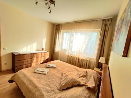 1 dormitorio con 1 cama con 2 toallas en Musninkų apartment near Akropolis, en Vilna