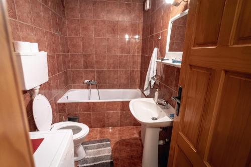 ein Badezimmer mit einem WC, einem Waschbecken und einer Badewanne in der Unterkunft Apartman Lenka Lux in Aranđelovac