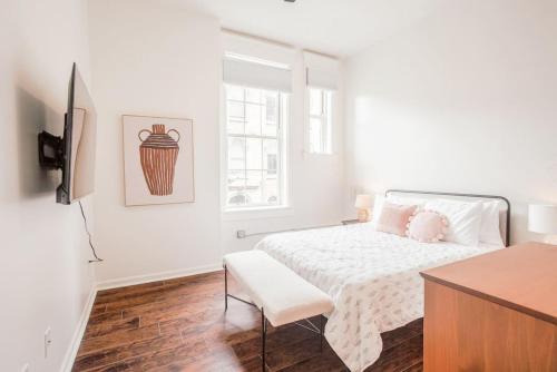 Habitación blanca con cama y ventana en Light and Airy, Spacious 2B 2Bath Downtown City View, en Cincinnati