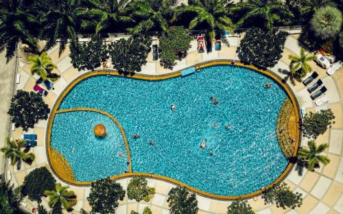 una vista aérea de una piscina en un complejo en View Talay Condominium by Vlad Property en Pattaya South