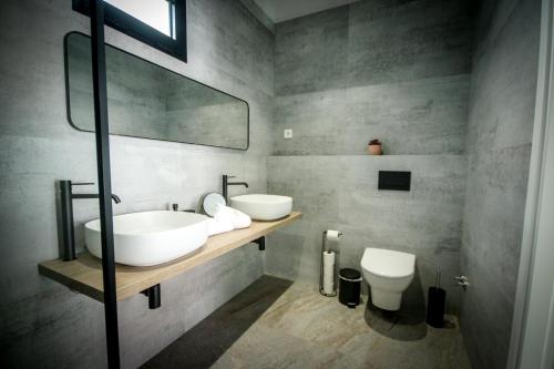 L'École Eco Resort : حمام مغسلتين ومرآة ومرحاض