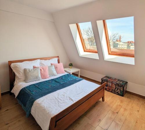 Postel nebo postele na pokoji v ubytování 3-Bedroom Apt in Town Square