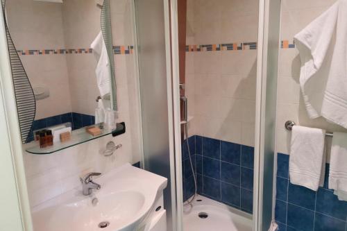 y baño con lavabo y ducha. en LOCANDA LE 4 CIACOLE, en Roverchiara