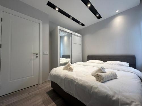 En eller flere senge i et værelse på Beautiful Apartment in Center Antalya