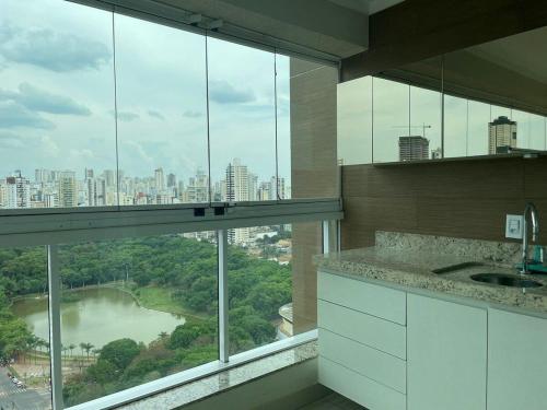 łazienka z dużym oknem z widokiem na miasto w obiekcie Harmonie - Parque Vaca Brava - Setor Bueno w mieście Goiânia