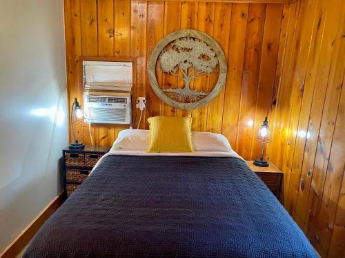 Кровать или кровати в номере Cabin 8 at Horse Creek Resort